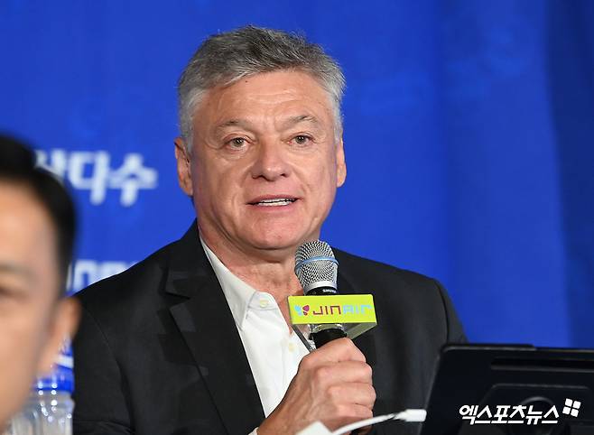 15일 오후 서울 강남구 호텔리베라 청담에서 열린 2025~2026 V-리그 남자부 미디어데이, 대한항공 헤난 달 조토 감독이 인사를 하고 있다. 엑스포츠뉴스 DB