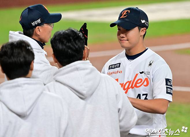 31일 오후 대전 한화생명 볼파크에서 열린 '2025 신한 SOL Bank KBO 한국시리즈' LG 트윈스와 한화 이글스의 5차전 경기, 2회초 수비를 마친 한화 정우주가 더그아웃으로 향하고 있다. 대전, 김한준 기자
