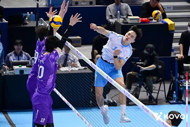 31일 오후 인천 계양체육관에서 열린 '진에어 2025-2026 V-리그' 남자부 1라운드 대한항공과 우리카드의 경기, 대한항공 임동혁이 공격을 시도하고 있다. KOVO