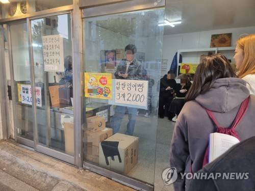 '끝나지 않는 줄' (서울=연합뉴스) 서윤호 인턴기자 = 지난 28일 오후 남영역 인근의 가게에서 판매하는 붕어빵을 손님들이 줄을 서 기다리고 있다. 2025.10.31