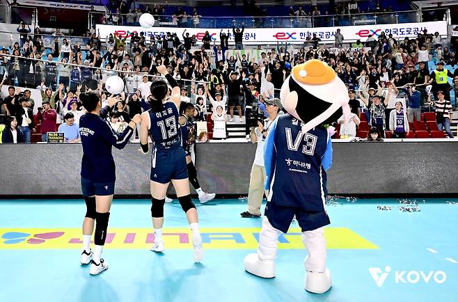 25일 한국도로공사 홈 개막전 때 김천체육관 이벤트 장면 [한국배구연맹 제공. 재판매 및 DB 금지]