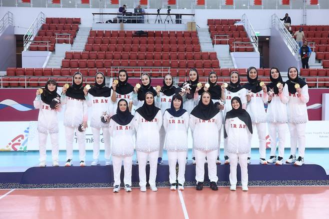 바레인 아시아청소년대회서 우승한 이란 여자배구 U-18 대표팀과 이도희 감독 [이도희 감독 제공. 재판매 및 DB 금지]