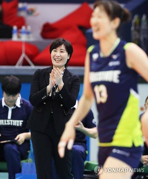 현대건설 사령탑 시절의 이도희 감독(중앙) [연합뉴스 자료 사진]