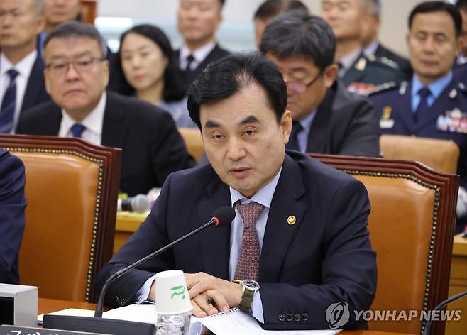 안규백 국방부 장관 (서울=연합뉴스) 황광모 기자 = 안규백 국방부 장관이 30일 서울 여의도 국회 국방위원회에서 열린 2025년도 종합 국정감사에 출석해 전날 한미정상회담에서 논의된 핵추진 잠수함 추진과 관련한 질문에 답하고 있다. 2025.10.30 hkmpooh@yna.co.kr