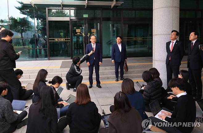 특검 조사 마친 추경호 (서울=연합뉴스) 최재구 기자 = 국민의힘 추경호 전 원내대표가 31일 서울 서초구 서울고검에 마련된 조은석 내란특별검사팀 사무실에서 조사를 마친 뒤 나오며 발언하고 있다. 오른쪽은 추 전 원내대표를 마중나온 장동혁 대표와 송원석 원내대표. 2025.10.31 jjaeck9@yna.co.kr