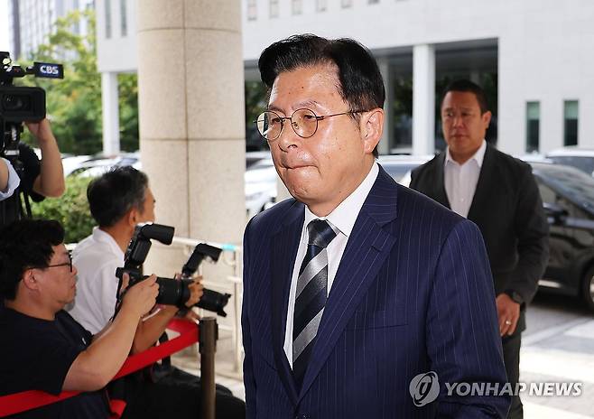 황교안 대표, '패스트트랙 사건' 결심 공판 출석 (서울=연합뉴스) 류영석 기자 = 자유와혁신 황교안 대표가 15일 서울 양천구 서울남부지방법원에서 열린 '국회 패스트트랙(신속처리안건) 충돌 사건' 1심 결심 공판에 출석하고 있다. 2025.9.15 ondol@yna.co.kr