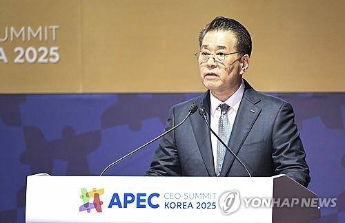 연설하는 장인화 포스코 회장     (경주=연합뉴스) 이동해 기자 = 장인화 포스코그룹 회장이 30일 경북 경주 예술의전당에서 열린 아시아태평양경제협력체(APEC) 정상회의 최고 경영자(CEO) 서밋(Summit) '세션 10 : 탄력적이고 친환경적인 글로벌 공급망 구축'에서 연설하고 있다. 2025.10.30 [공동취재]
    eastsea@yna.co.kr
(끝)