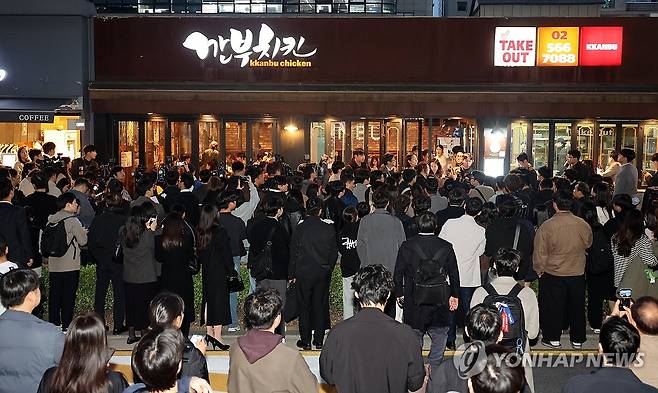 젠슨황·이재용·정의선 '깐부회동' 시작 전부터 열기 '후끈' (서울=연합뉴스) 이진욱 기자 = 지난 30일 서울 삼성동 인근 깐부치킨에서 젠슨 황 엔비디아 최고경영자가 이재용 삼성전자 회장, 정의선 현대차 그룹 회장이 회동할 것으로 알려지자 상가 앞 도로가 취재진과 시민들로 붐비고 있다. 2025.10.30 [공동취재] cityboy@yna.co.kr