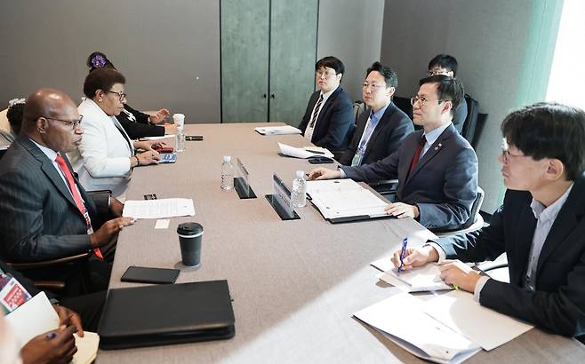 여한구 통상교섭본부장, 파푸아뉴기니 국제무역투자부 장관 면담 (경주=연합뉴스) 31일 아시아태평양경제협력체(APEC) 정상회의가 열리고 있는 경주의 소노캄호텔에서 여한구 산업통상부 통상교섭본부장이 리차드 마루 파푸아뉴기니 국제무역투자부 장관과 면담을 갖고 핵심광물 공급망 등을 논의하고 있다. [산업통상부 제공. 재판매 및 DB 금지]
