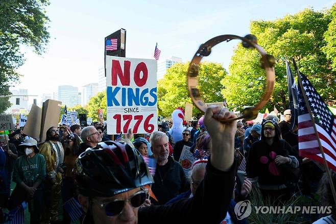 지난 18일 미국 오레건주에서 진행된 반 트럼프 집회 '노킹스' 의 모습 [AFP=연합뉴스. 재판매 및 DB 금지]
