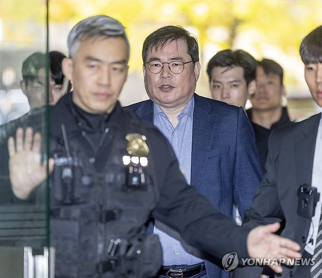 선고공판 출석하는 유동규 (서울=연합뉴스) 최재구 기자 = 대장동 개발 비리 의혹으로 재판에 넘겨진 유동규 전 성남도시개발공사 기획본부장이 31일 서울 서초구 중앙지법에서 열린 1심 선고공판에 출석하고 있다. 2025.10.31 [공동취재] jjaeck9@yna.co.kr