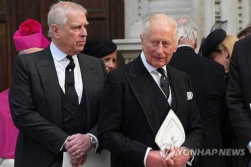 앤드루 왕자(왼쪽)와 찰스 3세 영국 국왕 [AP=연합뉴스 자료사진]