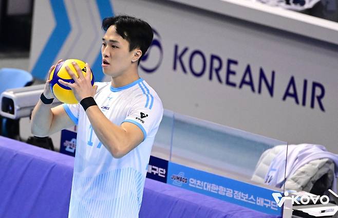 서브 준비하는 대한항공의 임동혁  [한국배구연맹 제공. 재판매 및 DB 금지]