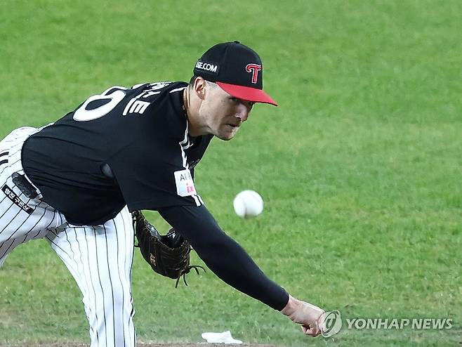역투하는 LG 선발 톨허스트 (대전=연합뉴스)  윤동진 기자 = 31일 대전한화생명볼파크에서 열린 2025 프로야구 KBO리그 포스트시즌 한국시리즈 5차전 LG 트윈스와 한화 이글스의 경기.
    4회 말 LG 선발투수 톨허스트가 역투하고 있다. 2025.10.31 mon@yna.co.kr