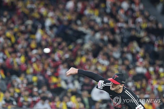호투 펼치는 톨허스트 (대전=연합뉴스) 서대연 기자 = 31일 대전한화생명볼파크에서 열린 2025 프로야구 KBO리그 포스트시즌 한국시리즈 5차전 LG 트윈스와 한화 이글스의 경기.
    5회말 LG 선발투수 톨허스트가 역투하고 있다. 톨허스트는 5회까지 1실점으로 호투를 펼쳤다. 2025.10.31 dwise@yna.co.kr