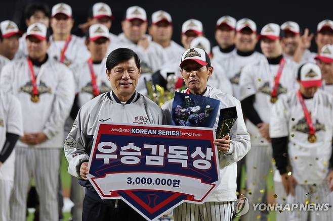 'LG 사령탑 최초 통합우승 2회' 염경엽 감독 (대전=연합뉴스) 서대연 기자 = LG 트윈스 염경엽 감독이 31일 대전한화생명볼파크에서 열린 2025 프로야구 KBO리그 포스트시즌 한국시리즈 한화 이글스와의 5차전에서 승리하며 통합 우승을 차지한 뒤 허구연 KBO 총재와 함께 기념촬영하고 있다. 2025.10.31 dwise@yna.co.kr