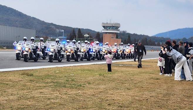 ▲ 양주 드론봇 페스티벌에서 한 어린이가 경계선을 넘어 MC 퍼레이드를 가까이서 관람하려 하자, 군 장병이 웃으며 부드럽게 제지하고 있다.