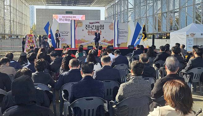 1일 대전엑스포시민광장서 열린 '제1회 진로체험 한마당' 개막식에서 정한태 대전학원연합회장이 환영사를 하고 있다. 사진=고미선 기자