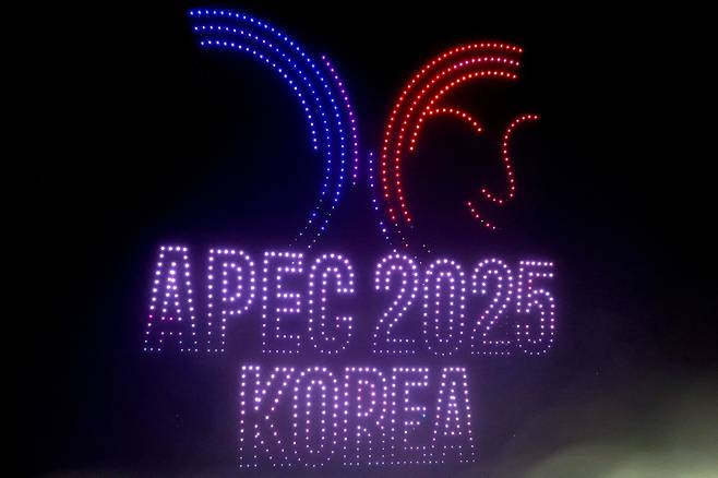 29일 1000대의 드론이 포항에서 APEC 정상회의 성공 개최를 기원하는 불꽃 & 드론 쇼를 펼치고 있다. /경북매일DB