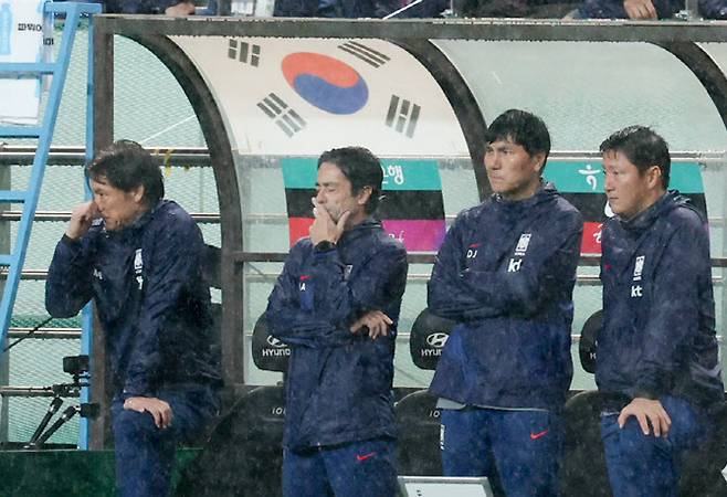 10일 서울 마포구 서울월드컵경기장에서 열린 한국과 브라질 축구 대표팀의 친선경기. 한국 홍명보 감독을 포함한 코치진이 경기를 지켜보고 있다. 사진=연합뉴스