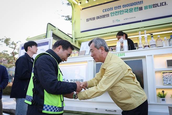 정기환 회장이 안전 캠페인을 통해 임직원을 격려하고 있다.(사진 한국마사회 제공)