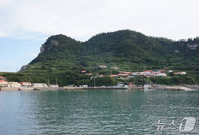 내구산이 병풍처럼 둘러싼 내병도 마을 . 2025.10.31/뉴스1 ⓒ News1 조영석 기자