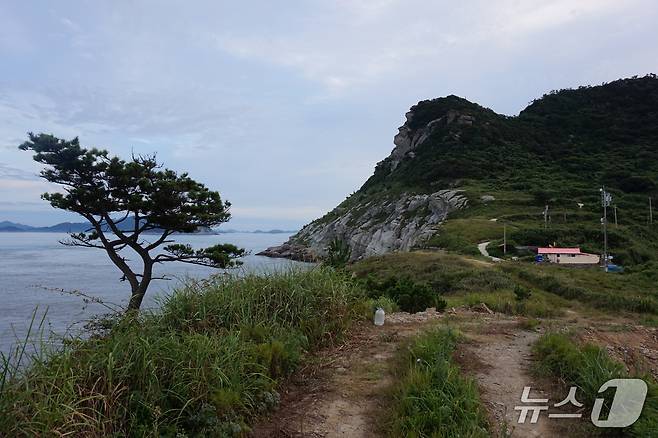 '목걷재' 건너편으로 '굿한산'의 얼굴바위와 부엉이바위가 절경을 이룬다. 2025.10.31/뉴스1 ⓒ News1 조영석 기자