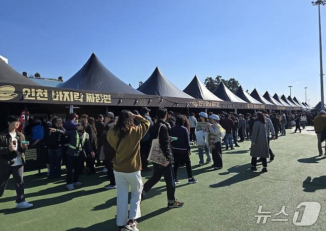 미래 짜장면 코너에 몰린 축제 참가자들. 2025.11.1/뉴스1 ⓒ News1 유준상 기자