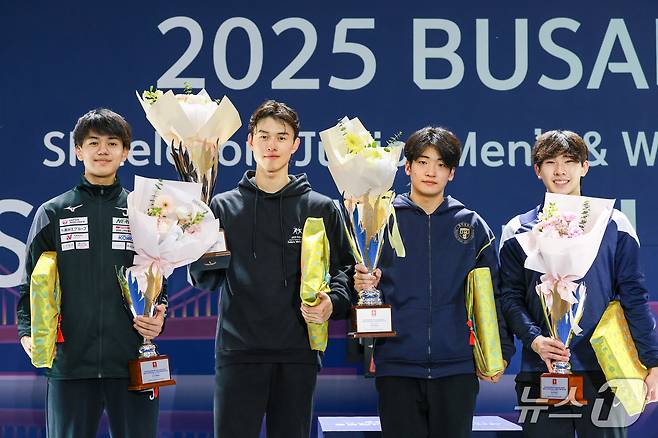 김지환, 이준희(차례로 왼쪽에서 2, 3번째)이 1일 열린 부산 SK텔레콤 남녀 사브르 월드컵 남자 사브르 개인전에서 메달을 딴 뒤 시상대에서 기념 촬영을 하고 있다. (대한펜싱협회 제공)