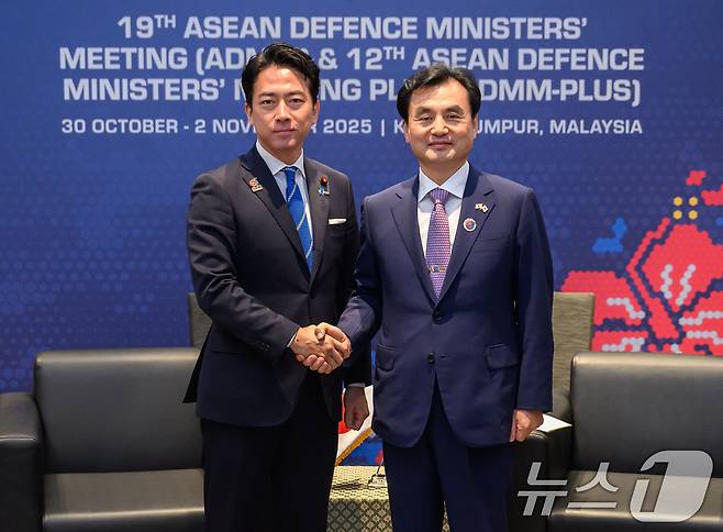 안규백 국방장관이 1일 말레이시아 쿠알라룸푸르에서 열린 제12차 아세안 확대 국방장관회의에 참석해 고이즈미 신지로 일본 방위대신과 회담에 앞서 악수하고 있다. (국방부 제공. 재판매 및 DB 금지) 2025.11.1/뉴스1