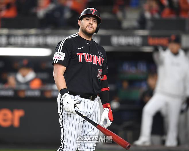 LG 가 31일 대전 한화생명볼파크에서 열린 2025 KBO 한국시리즈 5차전 한화와 경기 3회초 무사만루 삼진을 당한 후 아쉬워하고 있다. 대전 | 최승섭기자 thunder@sportsseoul.com