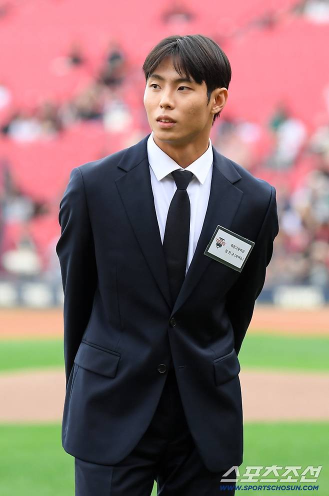 27일 광주 기아챔피언스필드에서 열린 KIA 타이거즈와 NC 다이노스의 경기. 2026 KBO 신인 드래프트에서 지명받은 김민규가 팬들에게 인사를 하고 있다. 광주=박재만 기자 pjm@sportschosun.com/2025.09.27/