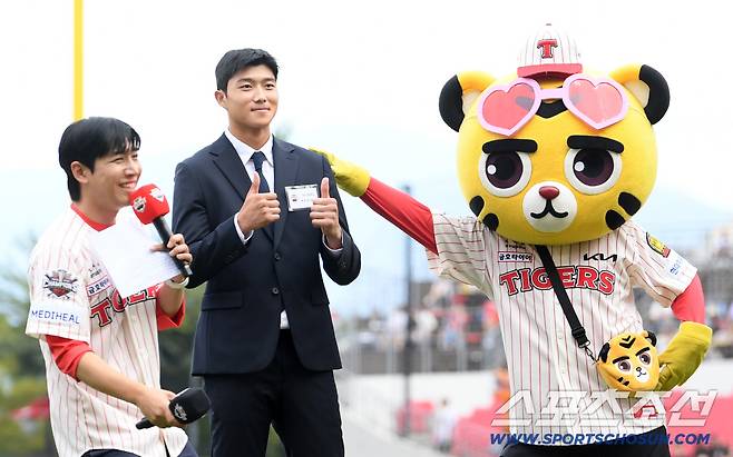 27일 광주 기아챔피언스필드에서 열린 KIA 타이거즈와 NC 다이노스의 경기. 2026 KBO 신인 드래프트에서 지명받은 박종혁이 팬들에게 인사를 하고 있다. 광주=박재만 기자 pjm@sportschosun.com/2025.09.27/