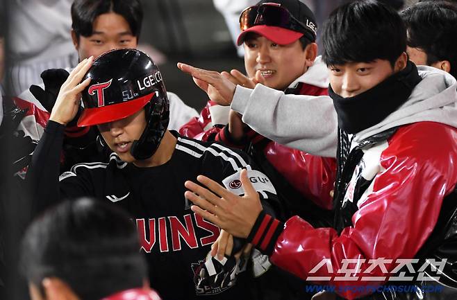 29일 대전 한화생명볼파크에서 열린 한국시리즈 3차전 한화 이글스와 LG 트윈스의 경기. 3회초 2사 1루 LG 신민재 안타 때 득점한 구본혁이 환호하고 있다. 대전=박재만 기자 pjm@sportschosun.com/2025.10.29/