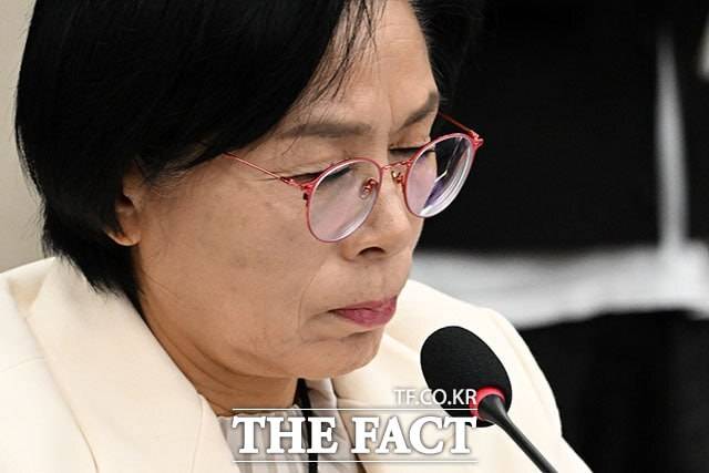 국민의힘은 지난달 30일 딸 결혼 명목으로 성명불상의 대기업 관계자 4명, 지상파 방송사 관계자 3명, 기업 대표 1명 등 총 8명으로부터 각 100만원씩, 모두 800만원의 금품을 받은 혐의로 더불어민주당 소속 최민희(사진) 국회 과학기술정보방송통신위원장을 서울경찰청에 고발장을 제출했다고 밝혔다. /남용희 기자