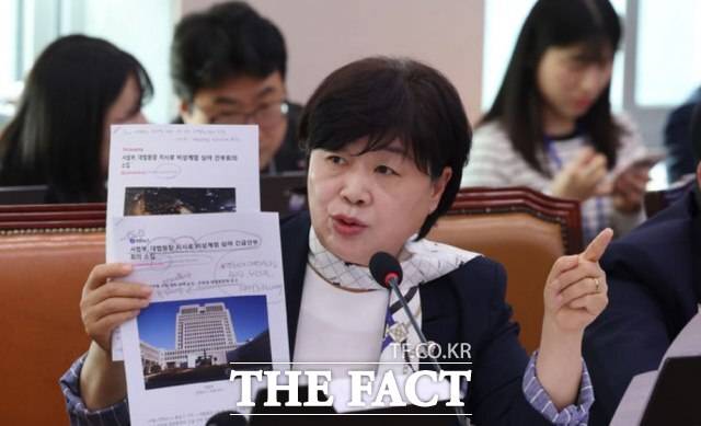 매년 '역대 최악의 국감'이란 평가가 나오지만 이번 국감엔 유독 비속어와 혐오 발언이 많았다는 평가가 나온다. 사진은 서영교 민주당 의원이 지난달 30일 국회에서 열린 법사위의 법무부 등 종합감사에서 질의하는 모습. /뉴시스