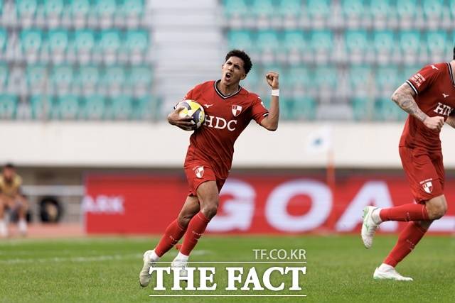 다시 플레이오프 진출을 노리는 부산의 페신./K리그