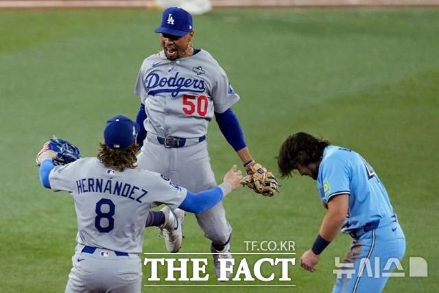 LA 다저스 무키 베츠와 키케 에르난데스가 1일(한국시간) 토론토와의 월드시리즈 6차전서 3-1인 9회말 토론토 2루 주자 애디슨 바거를 아웃시켜 승리가 확정되는 순간 환호하고 있다. /토론토=AP.뉴시스