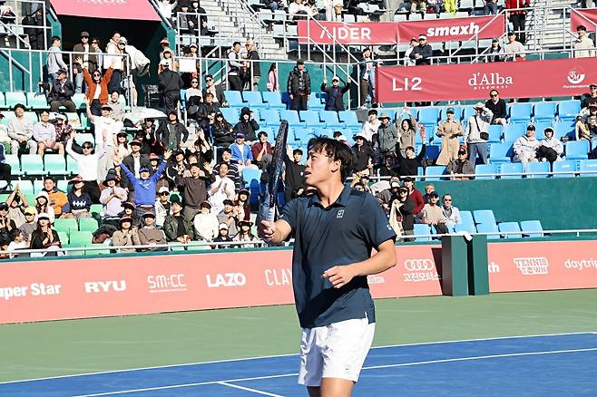 관중들에게 사인볼을 선물하고 있는 웡. 서울오픈조직위