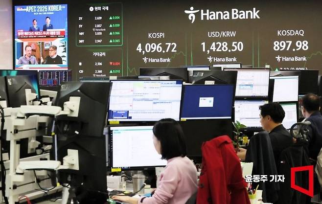 지난달 31일 코스피 지수가 하락 출발 후 반등에 성공하면서 최고치 경신에 다시 한번 도전하고 있다. 서울 중구 하나은행 딜링룸 현황판에 각종 지수와 환율이 표시되고 있다. 2025.10.31 윤동주 기자