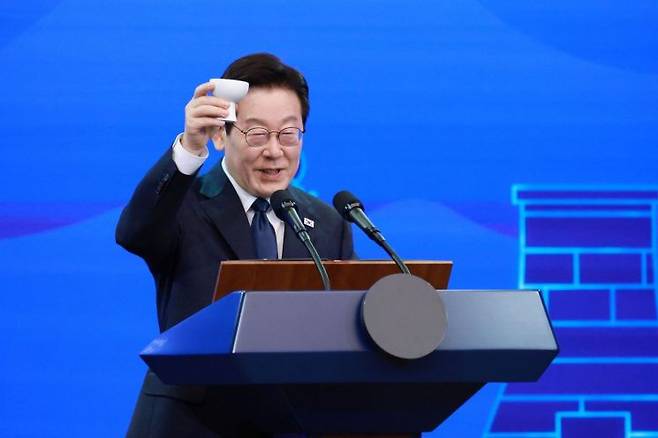 이재명 대통령이 1일 경북 경주 소노캄에서 열린 시진핑 중국 국가주석을 위한 국빈만찬에서 건배사를 하고 있다. 연합뉴스