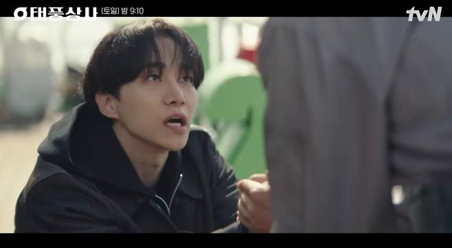 tvN 드라마 ‘태풍상사’에서 이준호가 김민하에게 직진 고백을 하며 로맨스의 시작을 알렸다. 1일 방송에서 강태풍(이준호 분)은 안전화 수출 위기를 넘긴 후 오미선(김민하 분)에게 "좋아하는 것 같다"고 진심을 전했다. 강태풍은 "더럽고 꾀죄죄한데 예쁘다", "화낼 땐 귀엽고 웃을 땐 더 예쁘다"며 꾸밈없는 마음을 표현했고, 오미선은 당황하면서도 미소를 감추지 못했다. 한편, 이날 방송에서는 안전화 수출을 위해 밀가루를 퍼먹는 기행까지 벌이는 강태풍의 고군분투가 그려져 재미를 더했다.