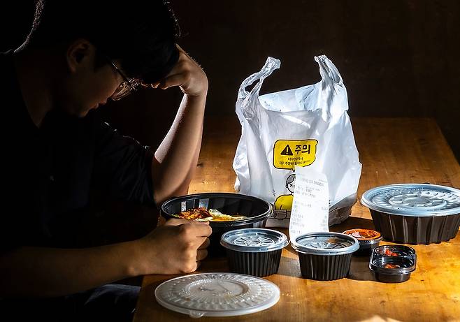 배달 음식을 받은 뒤 오히려 우울함을 호소하는 사람이 늘고 있다. /이신영 영상미디어 기자