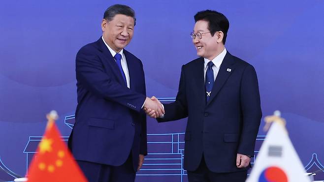 이재명 대통령과 시진핑 중국 국가주석이 1일 경북 경주박물관에서 한중 정상회담 기념촬영을 하고 있다./뉴시스