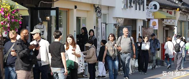 31일 경주시 황남동 ‘황리단길’은 기념품을 손에 든 외국인 관광객들로 붐볐다. 경주=박형기 기자 onehsot@donga.com
