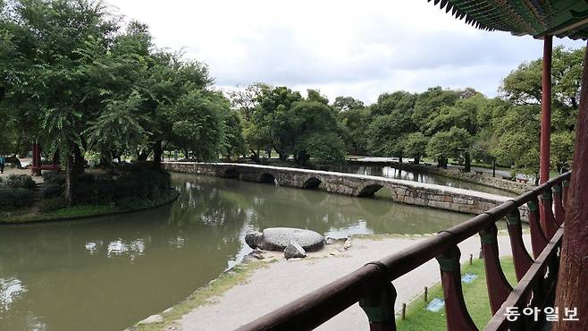 광한루 누각 기둥 서쪽으로 오작교가 보인다. 몽룡이 이곳에서 지켜보던 그때 춘향은 저쪽 어딘가에서 그네를 탔을 터다.