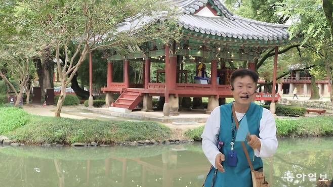 광한루원 연지에 놓인 영주섬 영주각 앞에서 문화관광해설사가 춘향가 한 대목을 부르고 있다. 그의 딸은 명창 황애리 씨다.