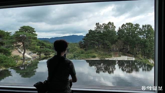 남원시립김병종미술관 내부 작은 방. 통창으로 밖이 내다보인다. 보는 것은 바깥 경치뿐일까.