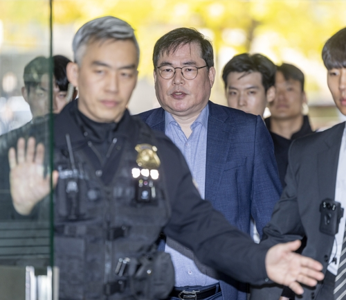 대장동 개발 비리 의혹으로 재판에 넘겨진 유동규 전 성남도시개발공사 기획본부장이 31일 서울 서초구 중앙지법에서 열린 1심 선고공판에 출석하고 있다.  [공동취재·연합뉴스]