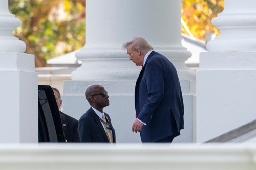 31일(현지시간) 백악관 나서는 트럼프. [워싱턴 AP=연합뉴스]